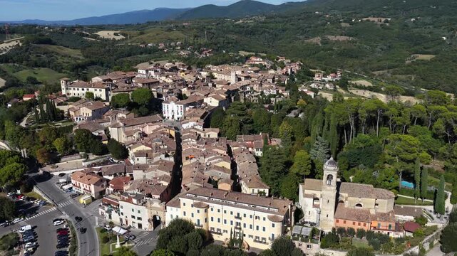 La splendida citt&agrave; di San Gemini e il suo centro storico medievale. Provincia di Terni, Umbria, Italia.
Vista aerea.