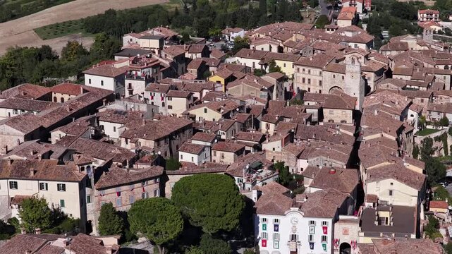La splendida citt&agrave; di San Gemini e il suo centro storico medievale. Provincia di Terni, Umbria, Italia.
Vista aerea.