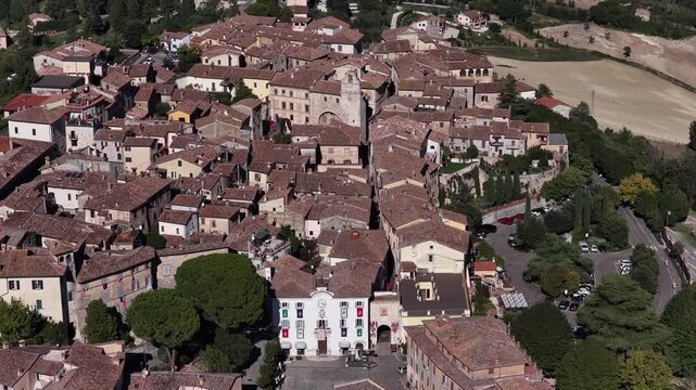 La splendida citt&agrave; di San Gemini e il suo centro storico medievale. Provincia di Terni, Umbria, Italia.
Vista aerea.