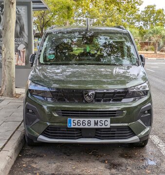 Vista frontal de una furgoneta de pasajeros Peugeot Rifter aparcada en una calle de Madrid, Espa&ntilde;a, 24 de octubre de 2025