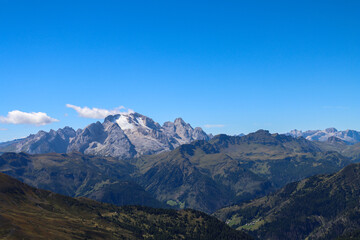 Naklejka premium Alpine panorama of jagged Dolomites peaks photographed from Refugio Nuvolau mountain refuge