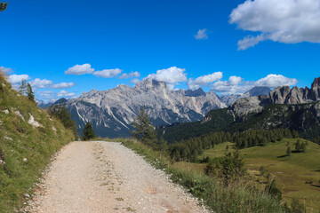 Obraz premium Path bringing us close to Cinque Torri