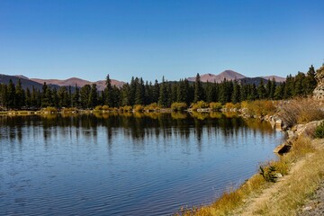 Fototapeta premium tó a hegyekben hegyi tó reggel