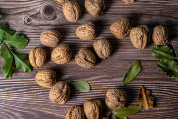 Nueces naturales sobre fondo rústico. Con luz natural suave. imagen ideal para temas de...