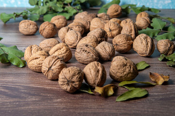 Nueces naturales sobre fondo rústico. Con luz natural suave. imagen ideal para temas de...
