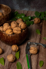 Nueces naturales sobre fondo rústico