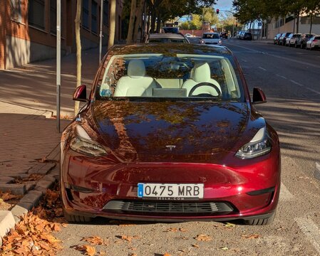 Vista frontal de un autom&oacute;vil deportivo Tesla Model 3 aparcado en una calle de Madrid, Espa&ntilde;a, 24 de octubre de 2025