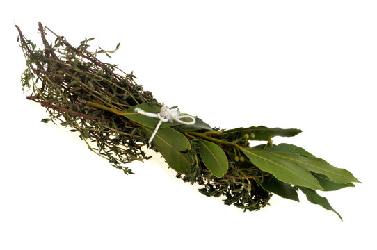 Bouquet d'herbes aromatiques avec du thym et du laurier en gros plan isol&eacute; sur fond blanc