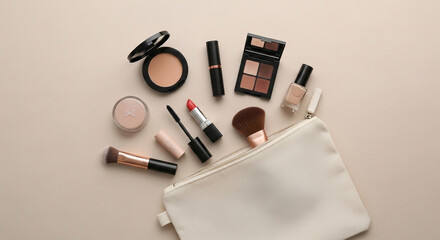 ベージュトーンのコスメとブラシを並べたフラットレイ、メイクポーチから取り出した日常メイクセット