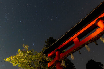 鳥居と秋空のスバル