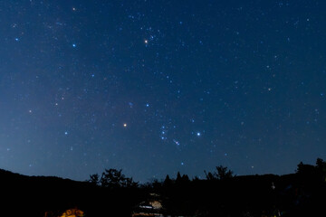 秋空の登るオリオン座