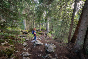 Obraz premium Woman hiking on forest trail