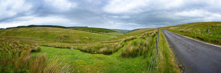 einsame Landschaft mit Straße in Nordirland