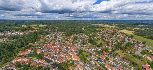 Die idyllisch im Tal der Oberen Pegnitz gelegene Stadt Velden in MIttelfranken von oben