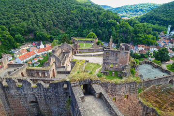 Blick auf die Burgruine Hardenburg bei im Pfälzerwald bei Bad Dürkheim, Rheinland-Pfalz