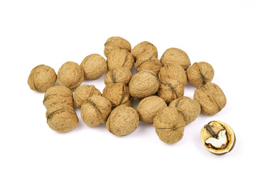 noix fraiches sur fond blanc