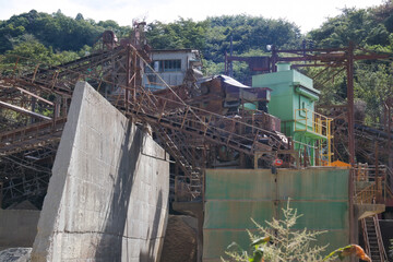 山の中にあるメカニカルな採石場