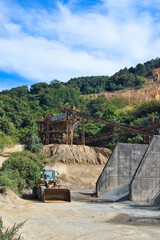 山の中にあるメカニカルな採石場