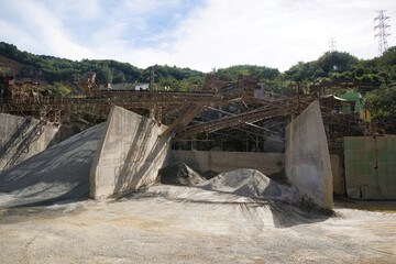 山の中にあるメカニカルな採石場