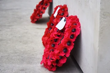 Gardinen Musik Remembrance Day Poppy Wreaths at Memorial. World War remembrance day.  © vetre