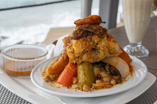 Plat de couscous traditionnel garni de l&eacute;gumes et de viande dans un restaurant. 
