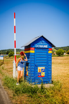 Femme devant le Poste de Douane de la Principaut&eacute; de La&agrave;s, insolite village en France
