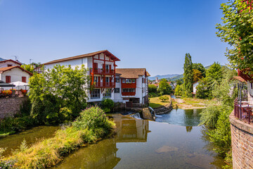 Obraz premium Saint-Jean-Pied-de-Port en France, ville étape du pèlerinage de Saint-Jacques de Compostelle