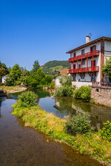 Obraz premium Saint-Jean-Pied-de-Port en France, ville étape du pèlerinage de Saint-Jacques de Compostelle