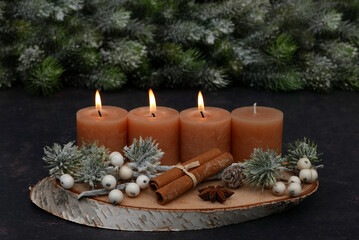 Third Advent: Natural Advent decoration with fir branches, cinnamon sticks, and brown candles.