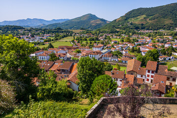 Vue sur Saint-Jean-Pied-de-Port en France, ville étape du pèlerinage de Saint-Jacques de...