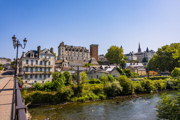 Obraz premium Vue sur Pau et son château depuis les berges du Gave dans les Pyrénées-Atlantiques en France
