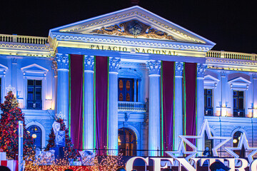 La fachada del palacio está iluminada