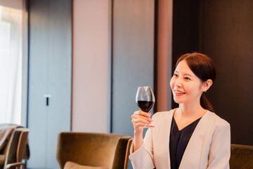 ワインの香りを楽しむ若い女性