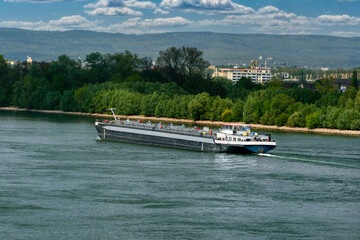 binnenschifffahrt-auf-dem-rhein-bei-mainz-02