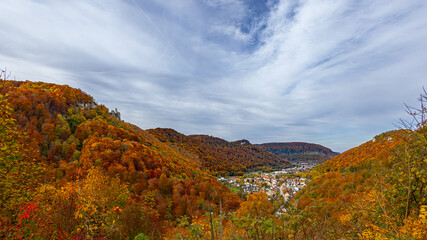 Blick auf die Ortschaft Lichtenstein beim Schloss Lichtenstein vom Aussichtspunkt Lichtenstein bei Traifelberg im Landkreis Reutlingen, Deutschland, Baden-W&uuml;rttemberg