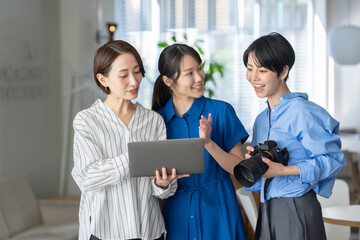 撮影チーム　女性