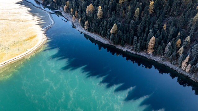 Drohnenaufnahme im Herbst im Engadin in Graub&uuml;nden in der Schweiz