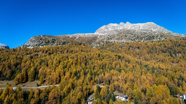 Drohnenaufnahme im Herbst im Engadin in Graub&uuml;nden in der Schweiz