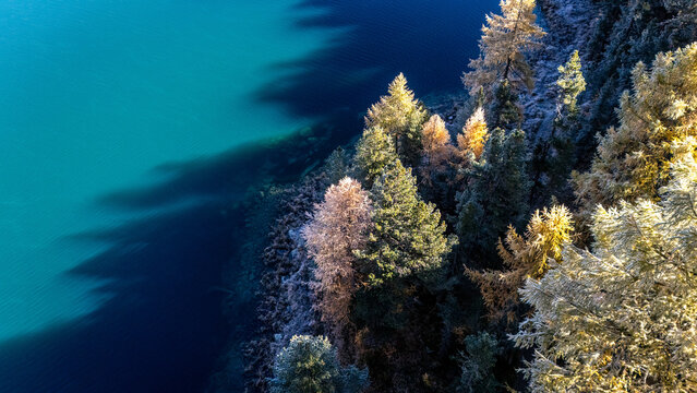 Drohnenaufnahme im Herbst im Engadin in Graub&uuml;nden in der Schweiz