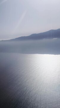 Aterrizaje en La Palma: vistas a&eacute;reas de la isla escarpada desde la ventanilla del avi&oacute;n.