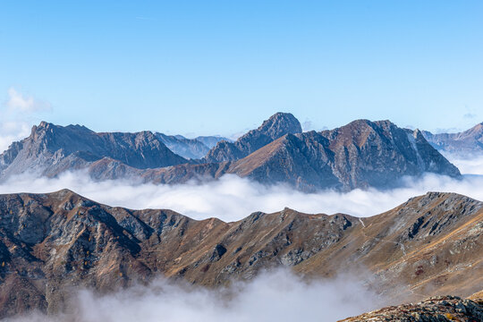 Dalla vetta del Monte Tibert (Valle Grana &ndash; Cuneo) il Monviso e la catena delle Alpi Cozie spuntano da un mare di nebbia