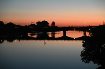 Naklejka premium Neckar und Brücke bei Ladenburg, abends