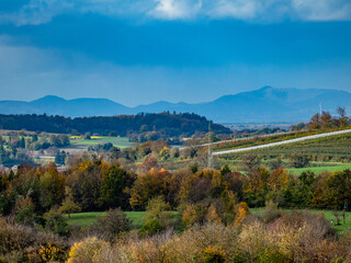 Landschaft mit Obstbäumen im Herbst