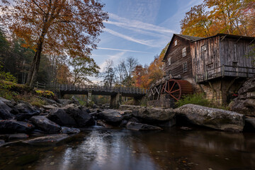 Obraz premium Glade Crist Mill Babcock State Park in West Virginia during fall