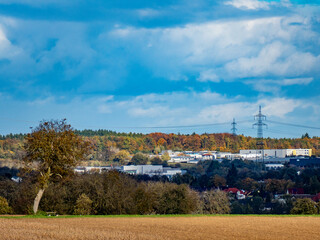 Strommasten in herbstlicher Landschaft