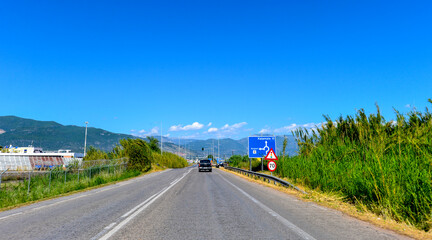 Fototapeta premium Nationalstraße 82 (Ethniki Odos 82) am Flughafen in Richtung Kalamata/Peloponnes, Griechenland