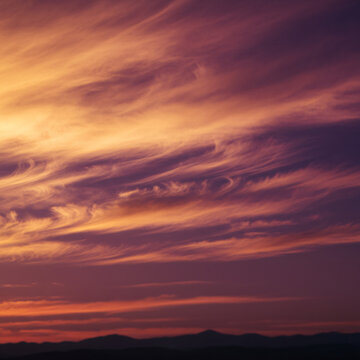 C&eacute;u colorido ao p&ocirc;r do sol com nuvens suaves em tons de laranja, roxo e azul &mdash; paisagem natural serena