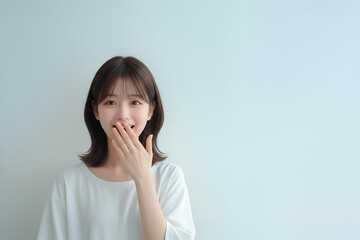 驚く美しい女性	