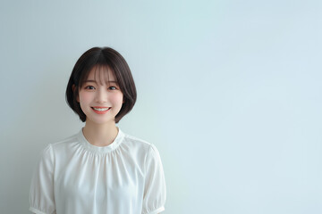 上半身の微笑む美しい女性