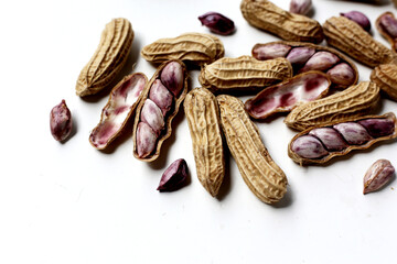 Boiled peanuts in shell
Simple, soft, and protein-rich snack.